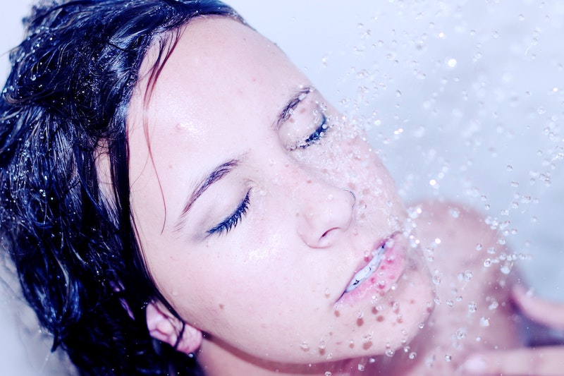 splash your skin with 20 splashes of warm water.